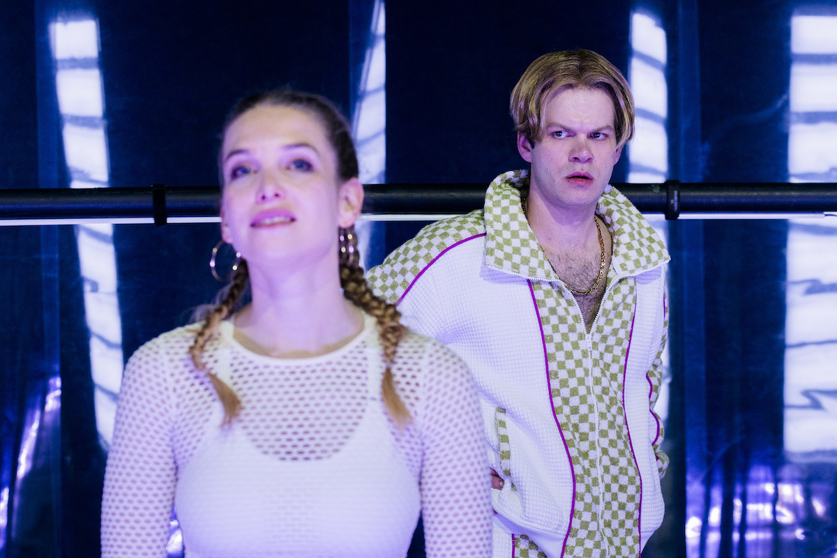  Spielerfrauen – Berliner Ensemble – Sina Martens und Lena Brasch begeben sich in die sexistische Welt des Fußball